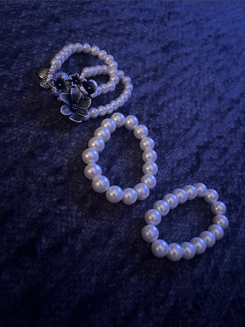 Pearl Bead Stretch bracelet Set with Floral Accent - White